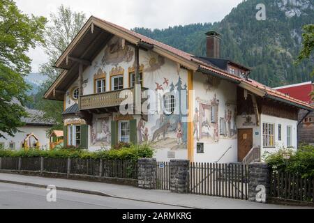 Oberammergau, Deutschland - 21. Juli 2019; Holzschnitzereien in der Innenstadt der touristischen ...