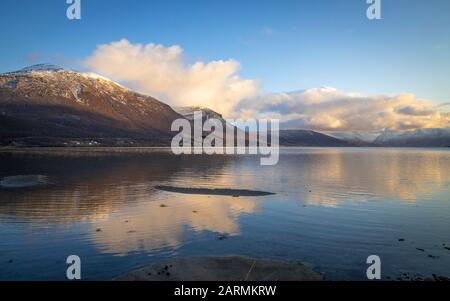 Wunderschöne Landschaften und Reflexionen auf dem Wasser in Nordnorwegen Stockfoto