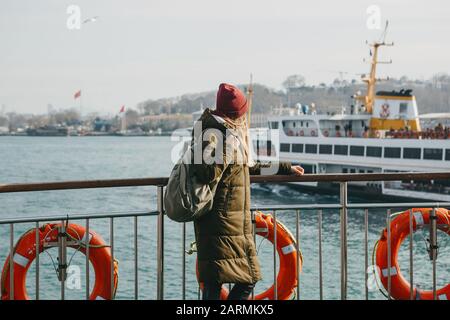 Student oder Tourist Mädchen steht auf dem Deck oder Segeln auf eine Fähre auf dem Bosporus in Istanbul und bietet eine herrliche Aussicht. Stockfoto
