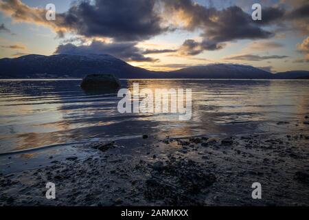 Wunderschöne Landschaften und Reflexionen auf dem Wasser in Nordnorwegen Stockfoto