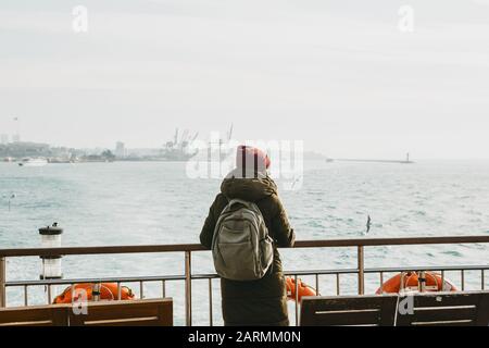 Student oder Tourist Mädchen steht auf dem Deck oder Segeln auf eine Fähre auf dem Bosporus in Istanbul und bietet eine herrliche Aussicht. Stockfoto