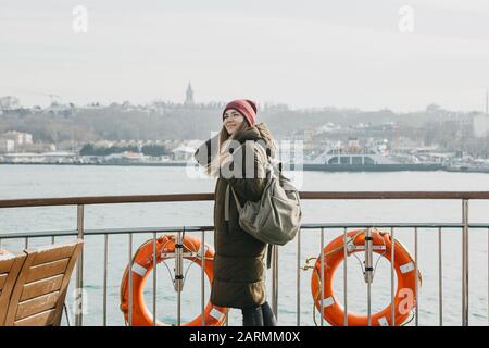 Student oder Tourist Mädchen steht auf dem Deck oder Segeln auf eine Fähre auf dem Bosporus in Istanbul und bietet eine herrliche Aussicht. Stockfoto