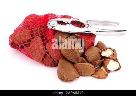 Brasilien Nüsse mit Nussknackern in roter Saitenverpackung Stockfoto