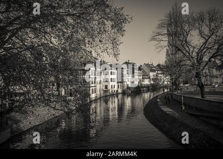 Schwarz-Weiß-Blick auf die traditionellen elsässischen Fachwerkhäuser in Petite France mit Spiegelreflexionen am Morgen, Straßburg, Elsaß, Frankreich Stockfoto