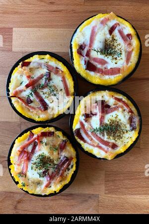 Konzept der italienischen Küche. Top Blick auf Vorspeisen mit Polenta, Speckschinken, Eiern und Gorgonzola-Käse auf Holztisch. Stockfoto