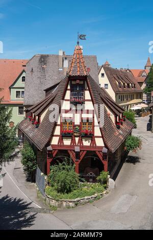 Rothenburg ob der Tauber, Deutschland - 23. Juli 2019; Altes und hübsches Schmiedehaus von oben gesehen eine Touristenattraktion in der touristischen Stadt Rothe Stockfoto