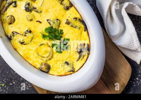 Pilzkuchen in Kasserolle - Blick über den Kopf Stockfoto