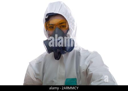 Frau in einer chemischen Schutzkleidung und Gasmaske mit Brille im weißen Hintergrund, Wissenschaftlerin im Schutzanzug, Sicherheitsvirus-Infektionskonz Stockfoto