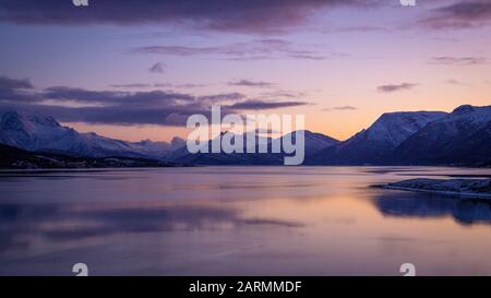 Wunderschöne Landschaften und Reflexionen auf dem Wasser in Nordnorwegen Stockfoto