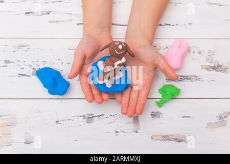Kleines Mädchen sculpt Spielzeug aus Ton. Bildungskonzept. Stockfoto