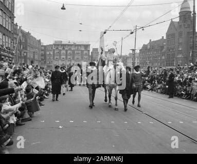 Eintritt des heiligen Nikolaus in Amsterdam. Die Prozession am Staudamm Datum: 19. November 1961 Ort: Amsterdam, Noord-Holland Schlüsselwörter: Entractions, Procession persönlicher Name: Sinterklaas Stockfoto