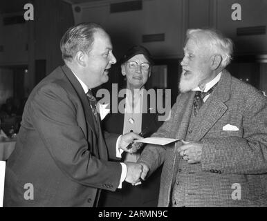 250 Mio. F Sparkapital bei der Spaarbank Amsterdam. Herr Brantsma (Direktor der Sparkasse) mit oldje Datum: 21. November 1961 Standort: Amsterdam, Noord-Holland Schlüsselwörter: Sparkassen, Hauptstädte, Millionen Stockfoto