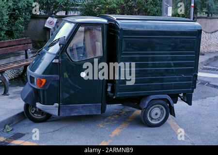 Ein kleines, dreirädriges Piaggio Ape van Cinque Terre, fünf Dörfer der italienischen Riviera und UNESCO-Weltkulturerbe am Mittelmeer Stockfoto