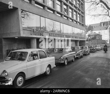 250 Mio. F Sparkapital bei der Spaarbank Amsterdam. Eingang der Sparkasse für die Stadt Amsterdam Datum: 21. November 1961 Standort: Amsterdam, Noord-Holland Schlüsselwörter: Sparkassen Stockfoto