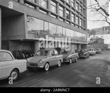 250 Mio. F Sparkapital bei der Spaarbank Amsterdam. Eingang der Sparkasse für die Stadt Amsterdam Datum: 21. November 1961 Standort: Amsterdam, Noord-Holland Schlüsselwörter: Sparkassen Stockfoto