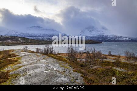 Starke Strömungen am Rystraumen bei Tromsø, Nordnorwegen Stockfoto