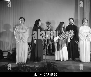 Generalprobe der Weihnachtsfeier im Palast in Amsterdam. Prinzessinnen Irene, Beatrix und Margriet Datum: 21. Dezember 1961 Ort: Amsterdam, Noord-Holland Schlüsselwörter: Weihnachtsfeier, Proben persönlicher Name: Beatrix, Prinzessin, Margrit, Prinzessin Stockfoto