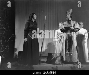 Generalprobe der Weihnachtsfeier im Palast in Amsterdam. Prinzessinnen Irene, Beatrix und Margriet Datum: 21. Dezember 1961 Ort: Amsterdam, Noord-Holland Schlüsselwörter: Weihnachtsfeier, Proben persönlicher Name: Beatrix, Prinzessin, Margrit, Prinzessin Stockfoto