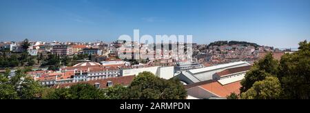 Panoramaaussicht vom Aussichtspunkt Sao Pedro de Alcantara in Lissabon, Portugal Stockfoto