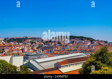 Panoramaaussicht vom Aussichtspunkt Sao Pedro de Alcantara in Lissabon, Portugal Stockfoto