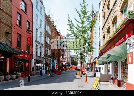 London, Großbritannien - 15. Mai 2019: Blick auf London Chinatown mit chinesischen Restaurants, Bäckereien und Souvenirläden in der Gegend von Soho. Stockfoto