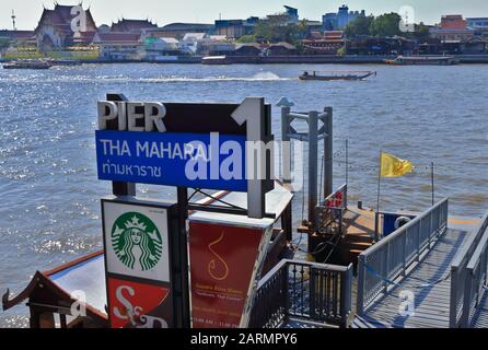 Bangkok, Thailand - 28. Januar 2020: Starbucks Werbeschild auf Pier 1 Tha Maharaj, einem der Reiseziel Pier für Touristen entlang des Chao phraya Flusses Stockfoto