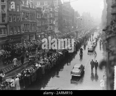 Eintritt des Heiligen Nikolaus in Amsterdam Datum: 16. November 1957 Ort: Amsterdam, Noord-Holland Schlüsselwörter: Eintritt, Sinterklaas-Feiern Stockfoto