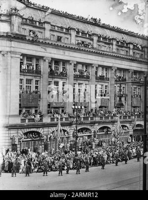 Abdankung Königin Wilhelmina/Einweihung Königin Juliana Einweihung Königin Juliana. Tour mit dem Golden Carriage durch Amsterdam. Mads der Menschen entlang der façades auf dem Leidseplein. Datum: 6. September 1948 Ort: Amsterdam, Noord-Holland Schlüsselwörter: Einweihung, Königshaus, Öffentlichkeit Stockfoto