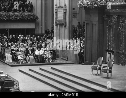 Abdankung Königin Wilhelmina/Einweihung Königin Juliana Einweihung Königin Juliana. Hochfest an der Nieuwe Kerk in Amsterdam (Nr. 3-17). Als eine Insel der Ruhe gibt es noch immer die leere Thronplattform, die auf die Ankunft der königlichen Prozession wartet. Im Hintergrund Prinzessin Wilhelmina, mit Prinzessin Armgard (Mutter von Prinz Bernhard) und den Prinzessinnen Beatrix und Irene. Dahinter die ausländischen Königsgäste und Mitglieder anderer Sondermissionen Datum: 6. September 1948 Ort: Amsterdam, Noord-Holland Schlüsselwörter: Einweihung, königlicher Haus-Institution-Name: Nieuwe Kerk Stockfoto