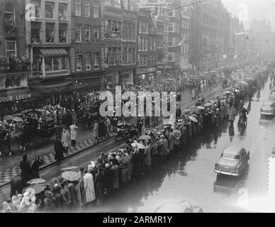 Eintritt des Heiligen Nikolaus in Amsterdam Datum: 16. November 1957 Ort: Amsterdam, Noord-Holland Schlüsselwörter: Eintritt, Sinterklaas-Feiern Stockfoto