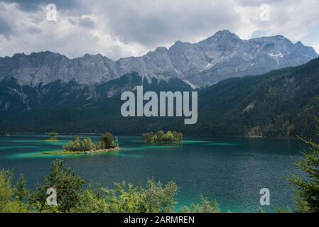 Kleine idyllische Inseln im Eibsee ein See im Süden Deutschlands Stockfoto