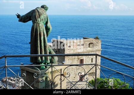 Statua di San Francesco Cinque Terre, fünf Dörfer der italienischen Riviera und UNESCO-Weltkulturerbe am Mittelmeer Stockfoto