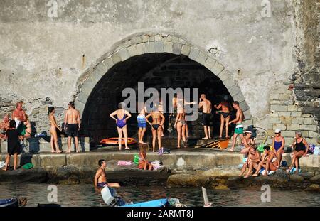 Schwimmer duschen an der Bucht der Vernazza Cinque Terre, fünf Dörfer der italienischen Riviera und UNESCO-Weltkulturerbe am Mittelmeer Stockfoto