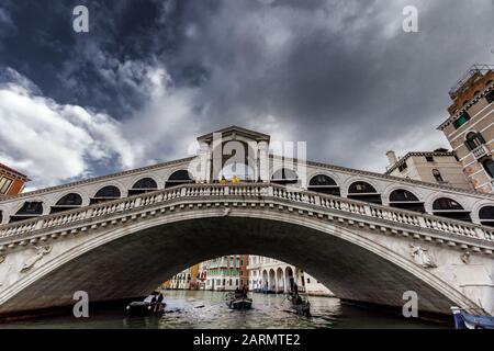 Bild des Canale Grande und der berühmtesten Rialtobrücke, Venedig, Italien. Weitwinkelansicht vom Boot Stockfoto