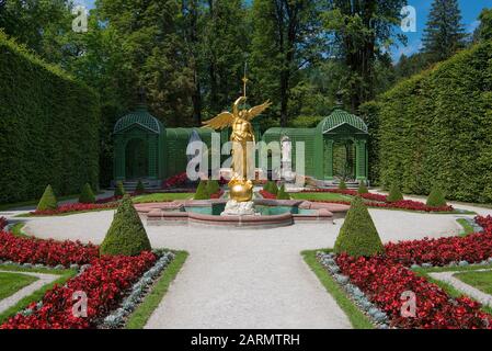 Ettal, Deutschland - 17. Juli 2019; Golden cupido-statue Fontain im Garten des von Ludwig II. Geschaffenen Linderhof-Palastes, einer beliebten Touristenattraktion Stockfoto