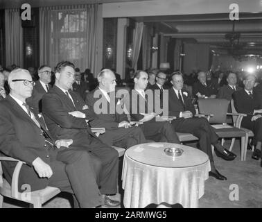 Preisverleihung Silberner Brotkorb von D.J. de Koster (Vorsitzender des niederländischen Verbandes der Mehlfabriken) an Seine Königliche Hoheit Prinz Bernhard v.l. Datum: 27.März 1962 Schlagwörter: Auszeichnungen Personenname: Bernhard, Fürst Stockfoto