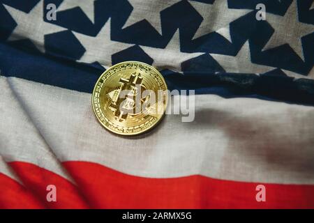 Bitcoin Cryptocurrency Münzen neben amerikanischem Flaggenhintergrund. Stockfoto