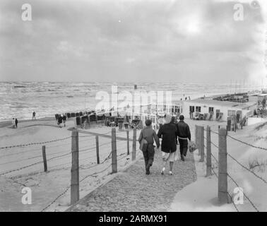 Zandvoort am Himmelfahrtstag Datum: 31. Mai 1962 Ort: Noord-Holland, Zandvoort Schlüsselwörter: Strände, Terrassen, Spaziergänger persönlicher Name: Himmelfahrtstag Stockfoto