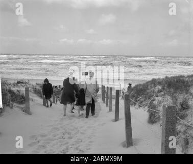 Zandvoort am Himmelfahrtstag Datum: 31. Mai 1962 Ort: Noord-Holland, Zandvoort Schlüsselwörter: Strände, Wanderer persönlicher Name: Himmelfahrtstag Stockfoto