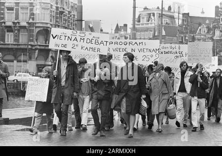 Vietnam-Demonstration in Amsterdam. Die Prozession mit Bannern durch die Innenstadt Datum: 19. August 1967 Ort: Amsterdam, Vietnam Schlüsselwörter: SPANCHARES, Innenstädte, Prozession Stockfoto