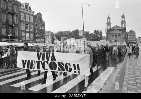 Vietnam-Demonstration in Amsterdam. Die Prozession mit Bannern durch die Innenstadt Datum: 19. August 1967 Ort: Amsterdam, Vietnam Schlüsselwörter: SPANCHARES, Innenstädte, Prozession Stockfoto