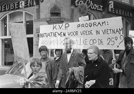 Vietnam-Demonstration in Amsterdam. Herr Kate. Bußgelder und Frau in der Prozession Datum: 19. August 1967 Ort: Amsterdam, Vietnam Schlagwörter: Frau, Prozession persönlicher Name: Herr Bußgeld Stockfoto