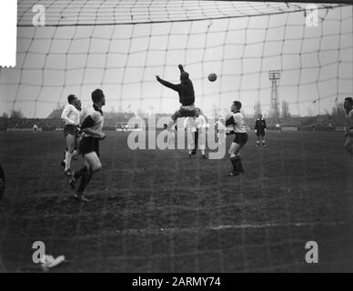 Haarlem versus t Gooi 2-0, Spielmoment Datum: 24. November 1962 Ort: Haarlem Schlagwörter: Spielmomente, Sport, Fußball Stockfoto