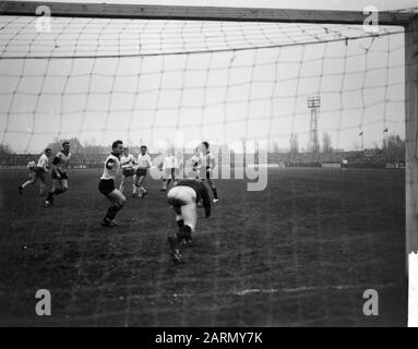 Haarlem versus t Gooi 2-0, Spielmoment Datum: 24. November 1962 Ort: Haarlem Schlagwörter: Spielmomente, Sport, Fußball Stockfoto