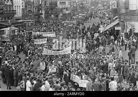 Vietnam-Demonstration, die kilometerlange Prozession zieht über den Staudamm Datum: 20. Mai 1967 Ort: Amsterdam, Noord-Holland Schlüsselwörter: Demonstrationen Stockfoto