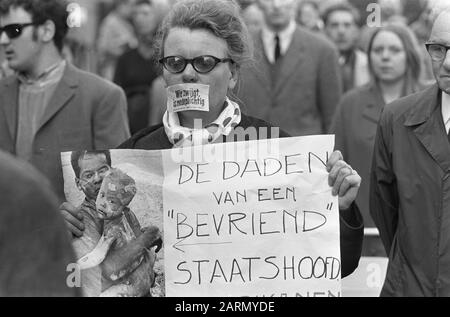 Vietnam-Demonstration, Protestler mit verbotener Unterschrift Datum: 20. Mai 1967 Ort: Amsterdam, Noord-Holland Schlüsselwörter: Demonstrationen Stockfoto