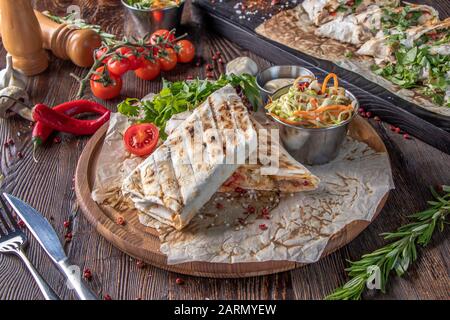 Gegrilltes Veggie Shawarma und Pita Brot auf Holzbrett, Restaurantgericht, Horizontale Ausrichtung Stockfoto
