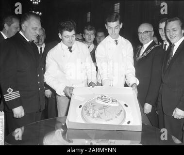 : Fotocollection Anefo Reportage/Serie: Kapitän des 25000. Schiffes, das in der städtischen Halle in Rotterdam empfangen wurde, Kapitän und Bürgermeister Van Walsum Datum: 26. Dezember 1962 Ort: Rotterdam, Zuid-Holland Schlüsselwörter: Gemeindehäuser, Kapitäne, Quittungen, Schiffe Personenname: Walsum von Gerard Stockfoto