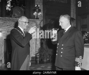 : Fotocollection Anefo Reportage/Serie: Kapitän des 25000. Schiffes, das in der städtischen Halle in Rotterdam empfangen wurde, Kapitän und Bürgermeister Van Walsum Datum: 26. Dezember 1962 Ort: Rotterdam, Zuid-Holland Schlüsselwörter: Gemeindehäuser, Kapitäne, Quittungen, Schiffe Personenname: Walsum von Gerard Stockfoto