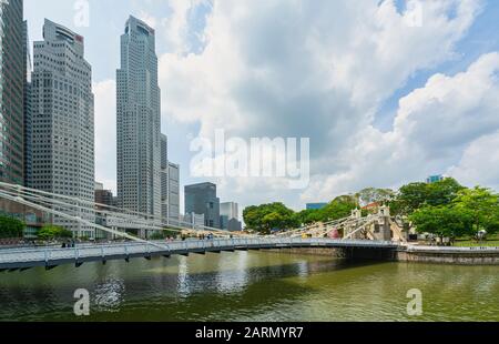 Singapur. Januar 2020. Die historische Cavenagh Bridge über den Singapore River Stockfoto